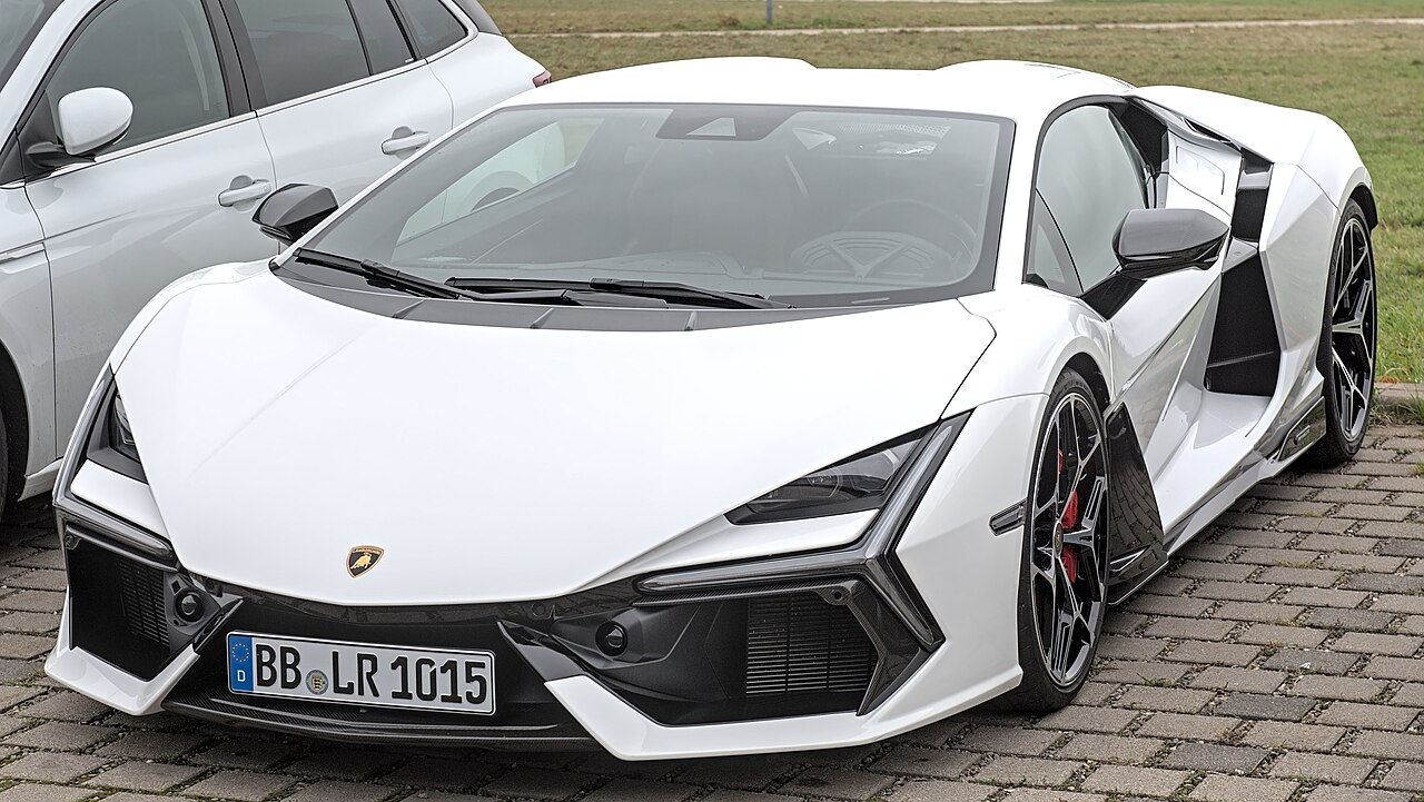 Lamborghini Revuelto 3